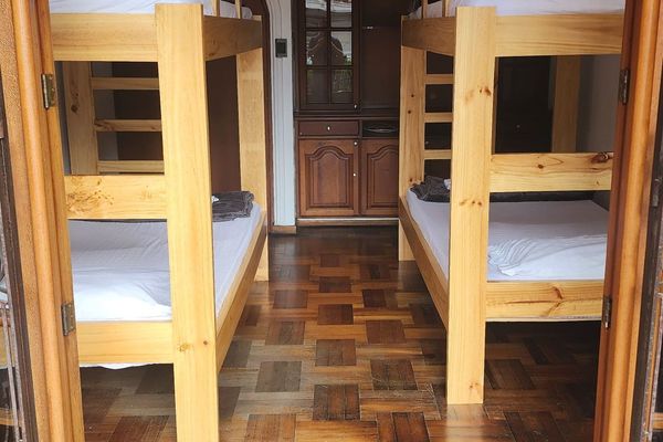 Cama individual con balcón