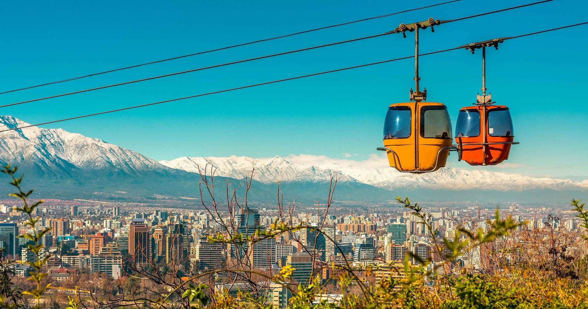 Vista de Santiago desde el Cerro San Cristóbal, se aprecia el teleférico con sus góndolas