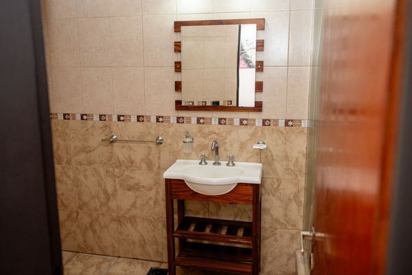 DEPARTAMENTO PARA 5 PERSONAS CON CAMA MATRIMONIAL EN UNA HABITACION Y EN LA OTRA HABITACION 2 CAMAS Y 1 EN EL HAAL
