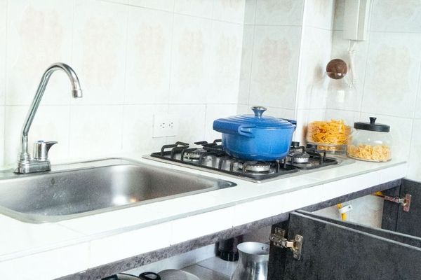 Déjate envolver por la calidez y funcionalidad de nuestra cocina. Te ofrecemos todo lo que necesitas para preparar tus platillos favoritos y sorprender a tus seres queridos con comidas dignas de un chef profesional. Explora tu creatividad.