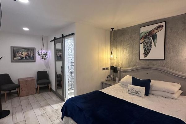 1 Queen bed / Smart Room