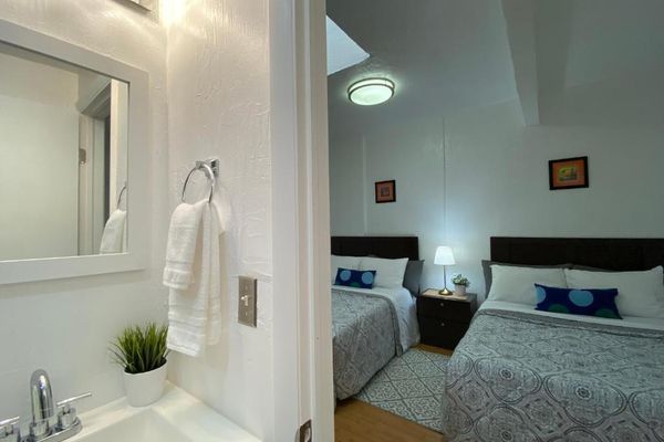 Habitación Doble Privada con cama grande y baño