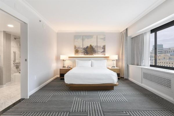 Habitación con cama extragrande y bañera - adaptada para personas de movilidad reducida