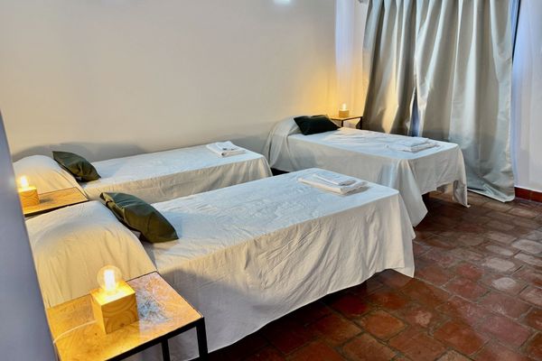 Descansa con una vista única a la emblemática Iglesia de San Francisco. Disfruta de una habitación cómoda, luminosa y con estilo, ideal para vivir el corazón histórico de la ciudad.