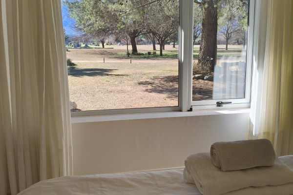 vista al parque y la pileta desde el dormitorio principal