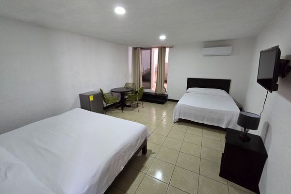 Habitación Sencilla Doble King + Queen