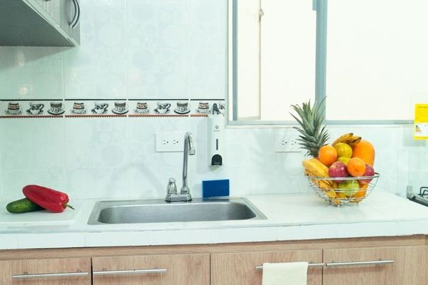 Cocina con lo necesario para dar el toque final perfecto a tus plato Estufa a gas, azúcar, café, sal, aceite, papel absorbente, cubiertos, platos, vasos, ollas y sartenes, olleta, pocillos, utensilios para cocinar, cafetera, licuadora, mini nevera. 