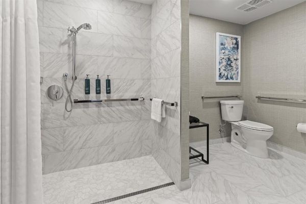 Habitación con cama extragrande y ducha a ras de suelo - Adaptada para personas con movilidad reducida