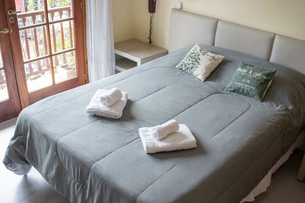 Doble Superior con Balcón a la Calle