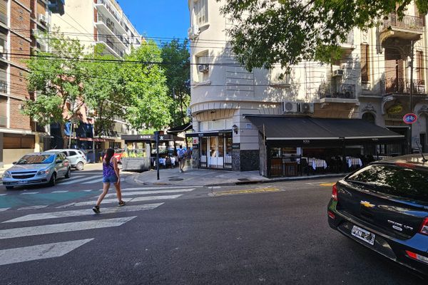 Depto 2 ambientes sobre calle Azcuénaga, Recoleta