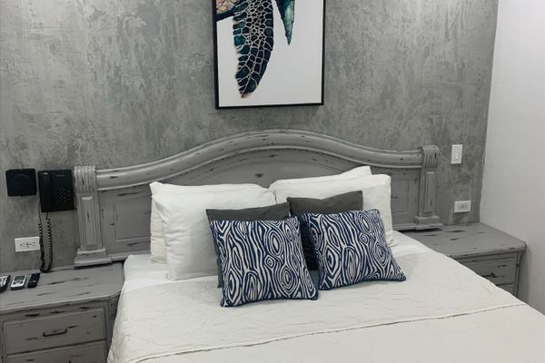 1 Queen bed / Smart Room