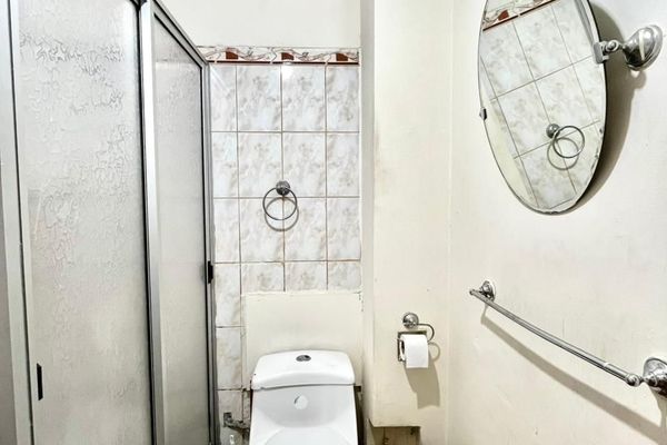 Habitación triple con baño privado fuera de la habitación