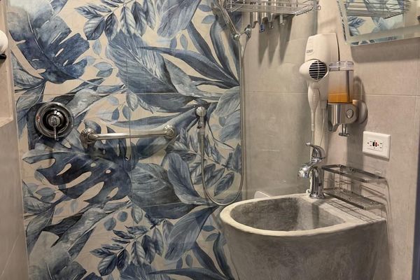 1 Queen bed / Smart Room