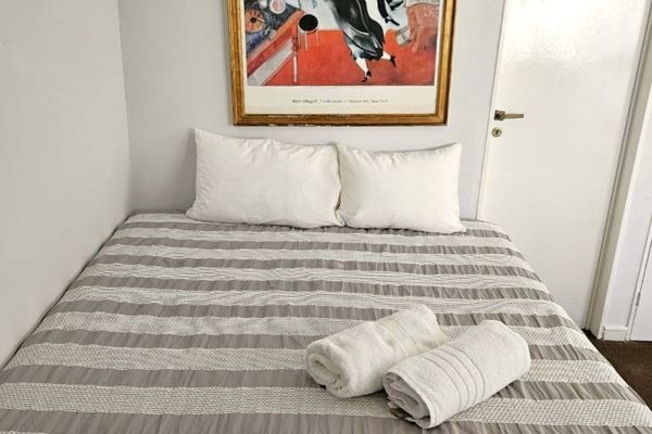 Monoambiente con pequeño patio privado sobre Avenida Santa Fe, Palermo [Edificio Mediterraneo]