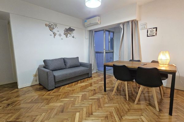 Depto 2 ambientes sobre calle Azcuénaga, Recoleta