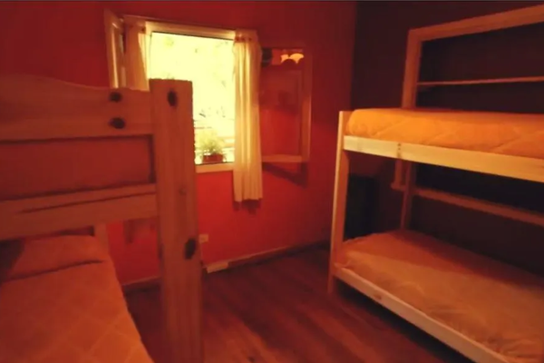 Cama en habitación cuádruple compartida con baño compartido