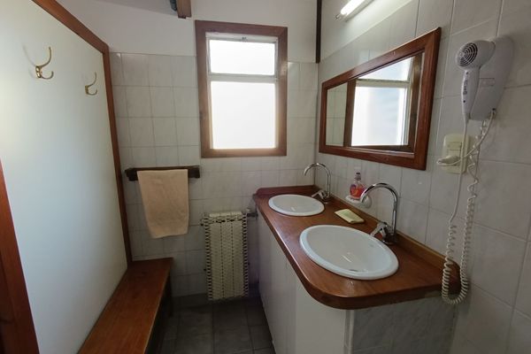 Cama en dormitorio mixto compartido