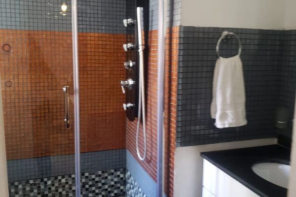 Suite Doble o Triple Superior con balcón y baño en suite