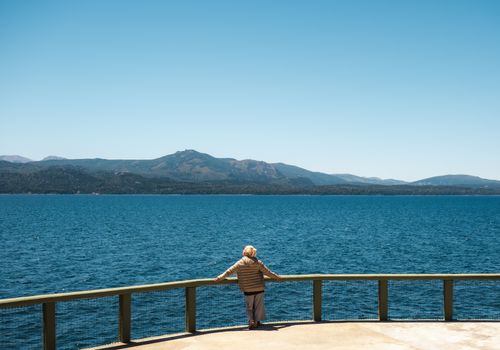 Costa de lago piscinas , parrillas , fogones , parque, naturaleza  y alojamiento premiun