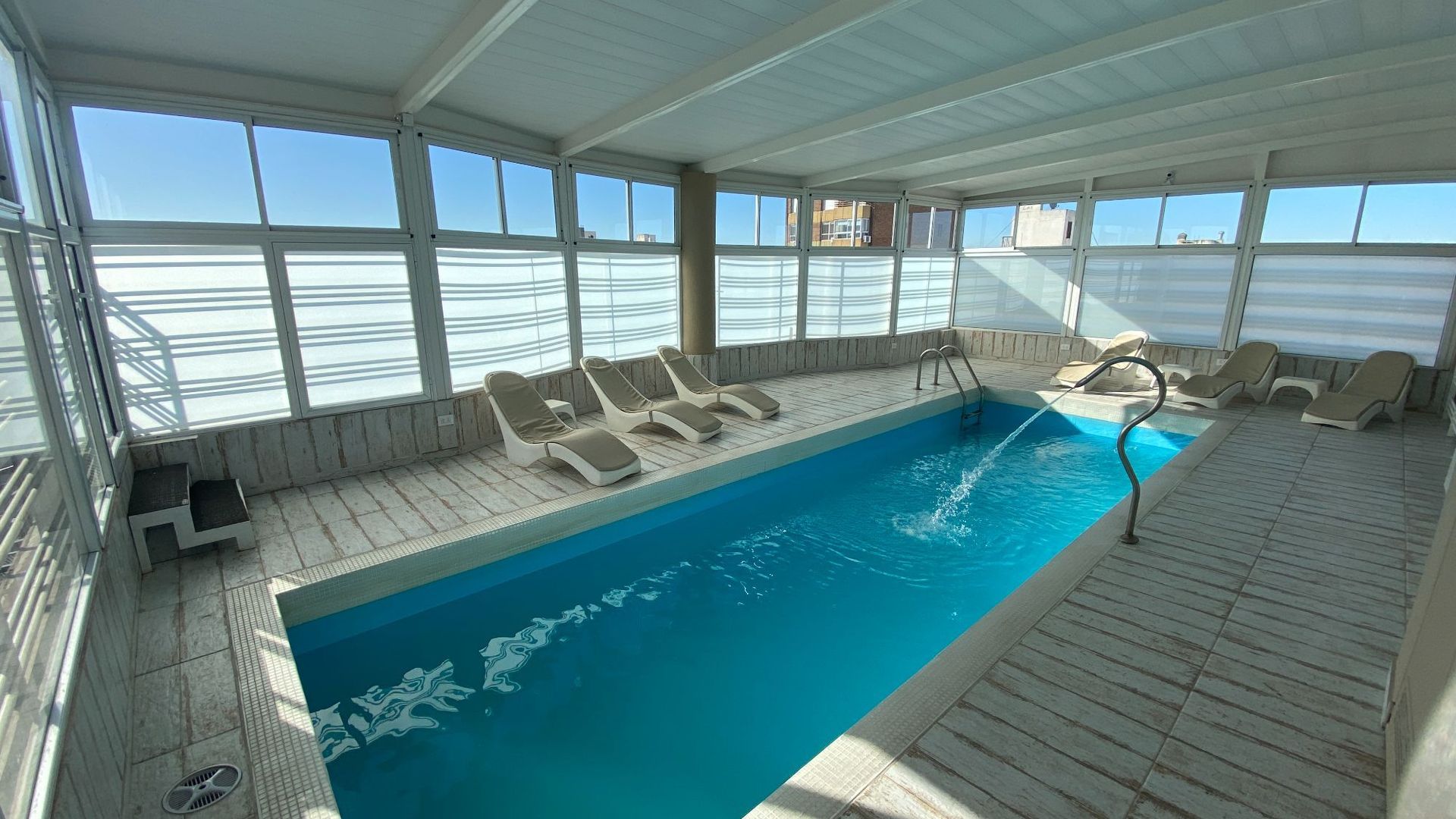 HowardJohnson - Piscina Cubierta