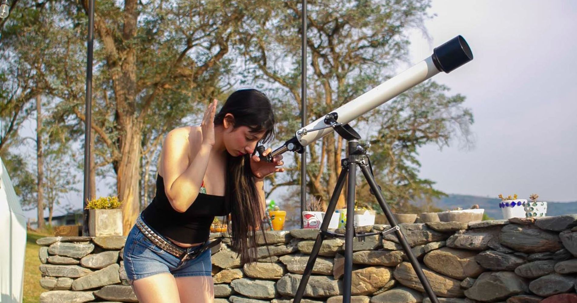 SERVICIOS INCLUÍDOS: USO DE TELESCOPIO DE DÍA Y DE NOCHE PARA OBSERVAR LAS CUMBRES Y DE NOCHE LA LUNA CON LÁMINA DE OBSERVACIÓN INCLUÍDA