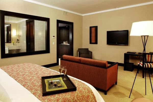 Habitación Superior con cama extragrande con vista al jardin