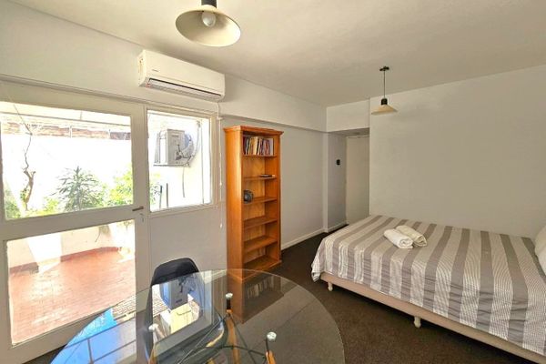 Monoambiente con pequeño patio privado sobre Avenida Santa Fe, Palermo [Edificio Mediterraneo]