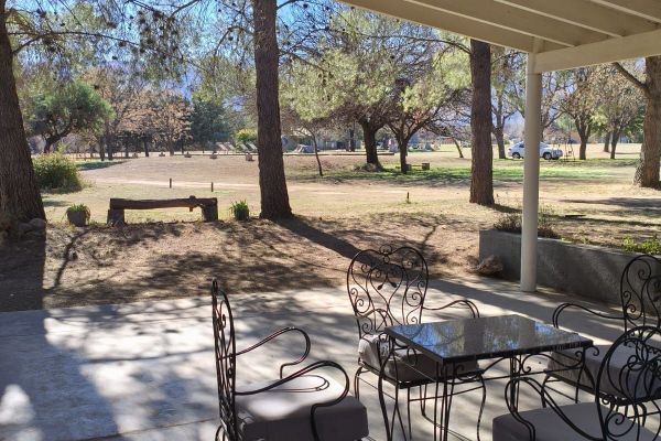 galeria con juego de jardin vista al parque