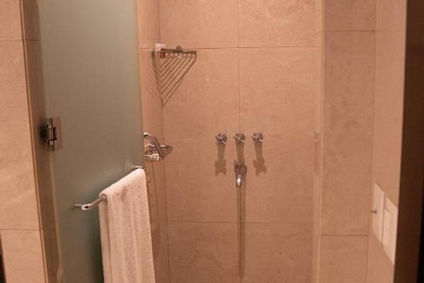 Habitación Superior con cama extragrande con vista al jardin