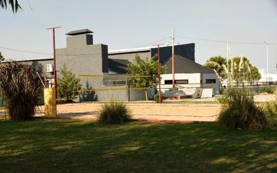 CRISTALHOTEL93c - PARQUE CON JUEGOS PARA NIÑOS