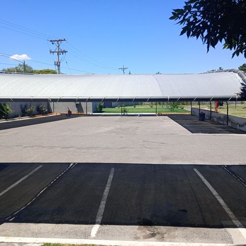 Estacionamiento semi cubierto