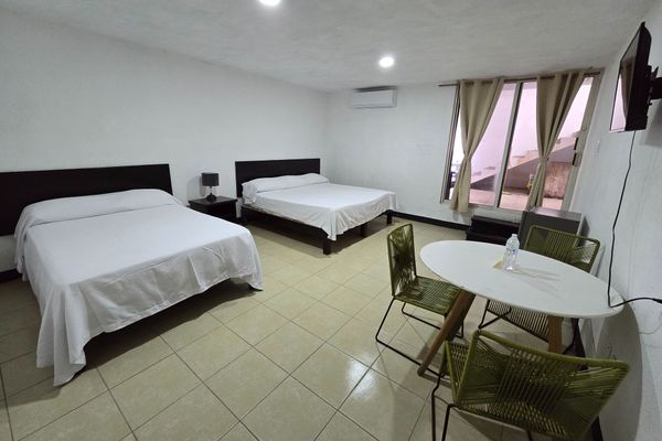 Habitación Sencilla Doble King + Queen