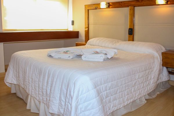 Departamento para 5 personas con cama matrimonial en una habitación y en la otra habitación 2 cama y una cama en el haal