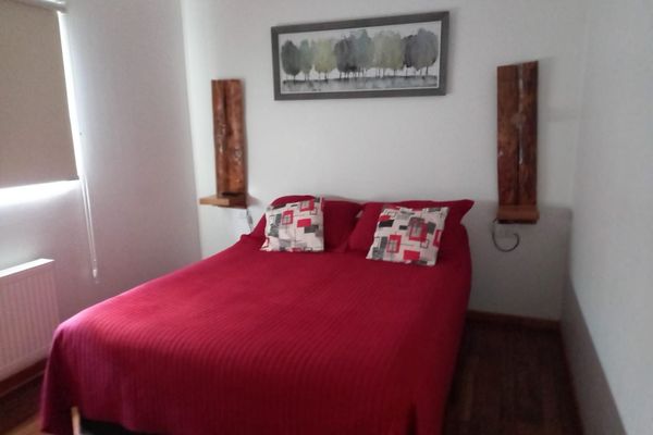 Habitación matrimonial con baño compartido