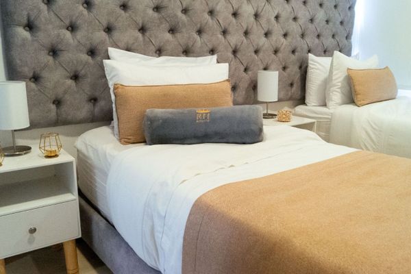 En la habitación doble, encontrarás dos camas sencillas que te invitan a descansar plácidamente después de días llenos de aventuras. Con una decoración cálida y hogareña, te garantizamos sentirte como en casa, sábanas suaves y una atmósfera apacible