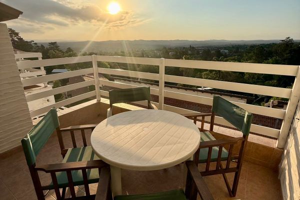 CABAÑA DE 1 DORMITORIO (con balcón terraza y vista panorámica de La Falda y las sierras)