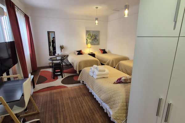 Suite Doble o Triple con Balcón y Baño Privado