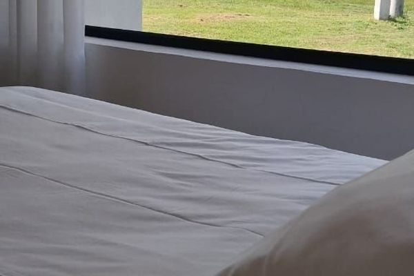 Vista desde la cama: Vista desde la cama matrimonial hacia el ventanal con paisajes de las sierras de Merlo.