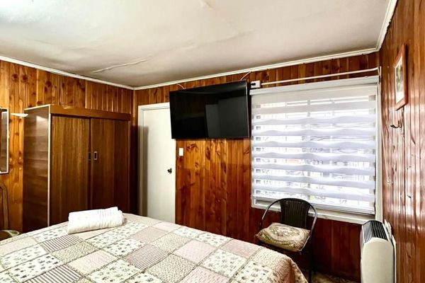 Habitación doble con cama king en baño privado