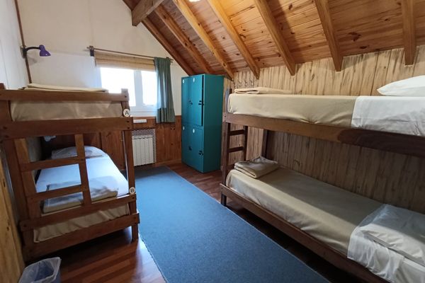 Cama en dormitorio mixto compartido