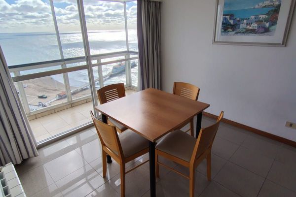 Dúplex de 2 ambientes con vista lateral al mar