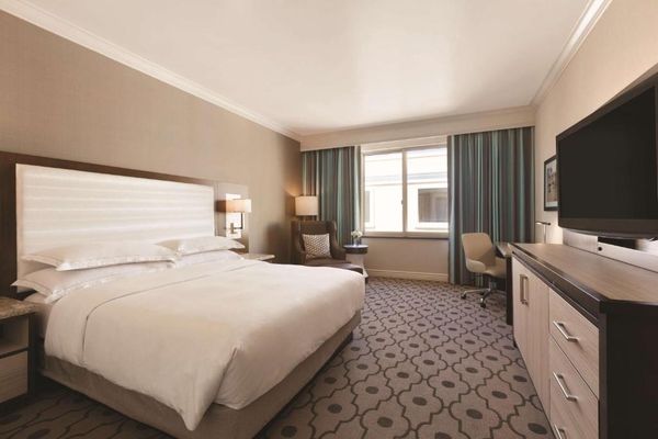 Habitación con cama extragrande.