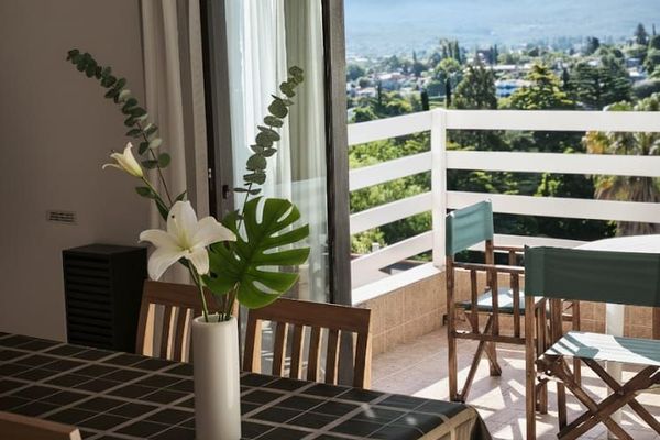 CABAÑA DE 1 DORMITORIO (con balcón terraza y vista panorámica de La Falda y las sierras)
