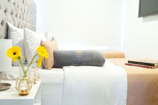 En este acogedor espacio, encontrarás camas diseñadas para brindarte el máximo confort y bienestar. Con un suave colchón y ropa de cama de alta calidad, te garantizamos un experiencia de descanso excepcional que te dejará renovado.