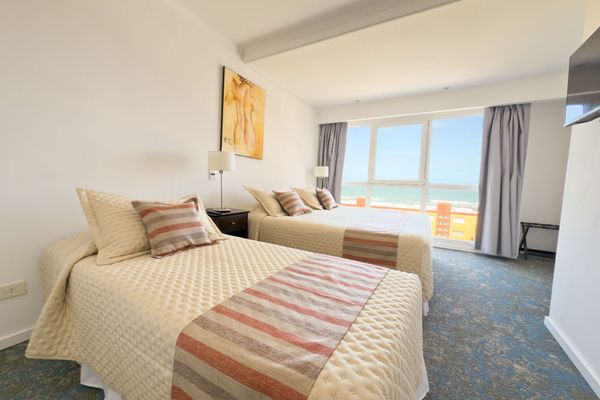 TRIPLE STANDARD vista al mar