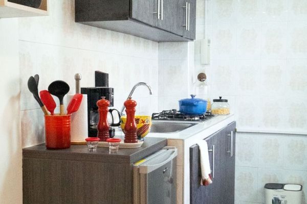 Bienvenido a nuestra cocina de ensueño, donde la magia culinaria cobra vida y cada plato se convierte en un obra maestra. Espacio equipado con todo lo que puedas necesitar y más, te invitamos a experimentar tu lado creativo y disfrutar de tus platos