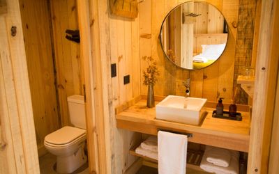 Hermosoecolodge - 
                                    Baño privado                                