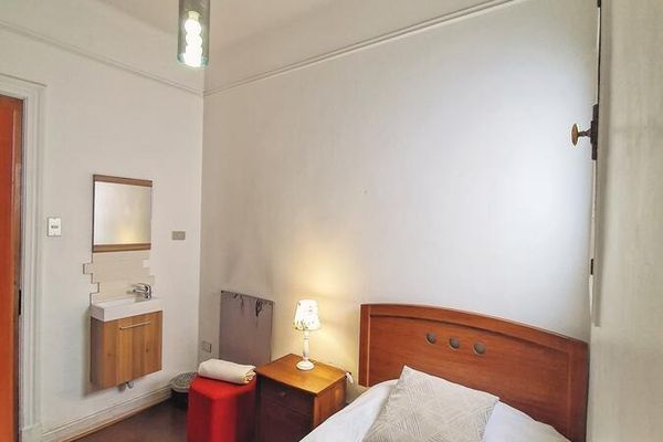 Habitación Individual Económica con Baño Compartido