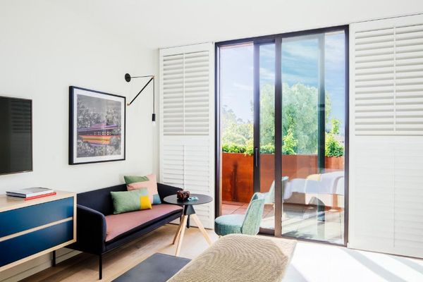 Habitación con cama extragrande y balcón