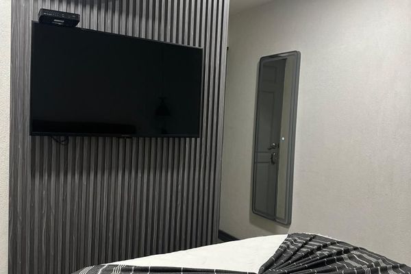 1 Queen bed / Smart Room